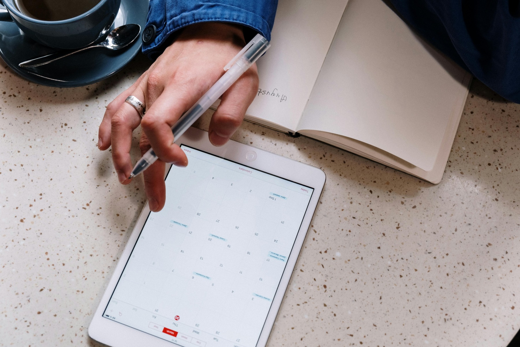 5 Best Scheduling Apps for Make-Up Artists